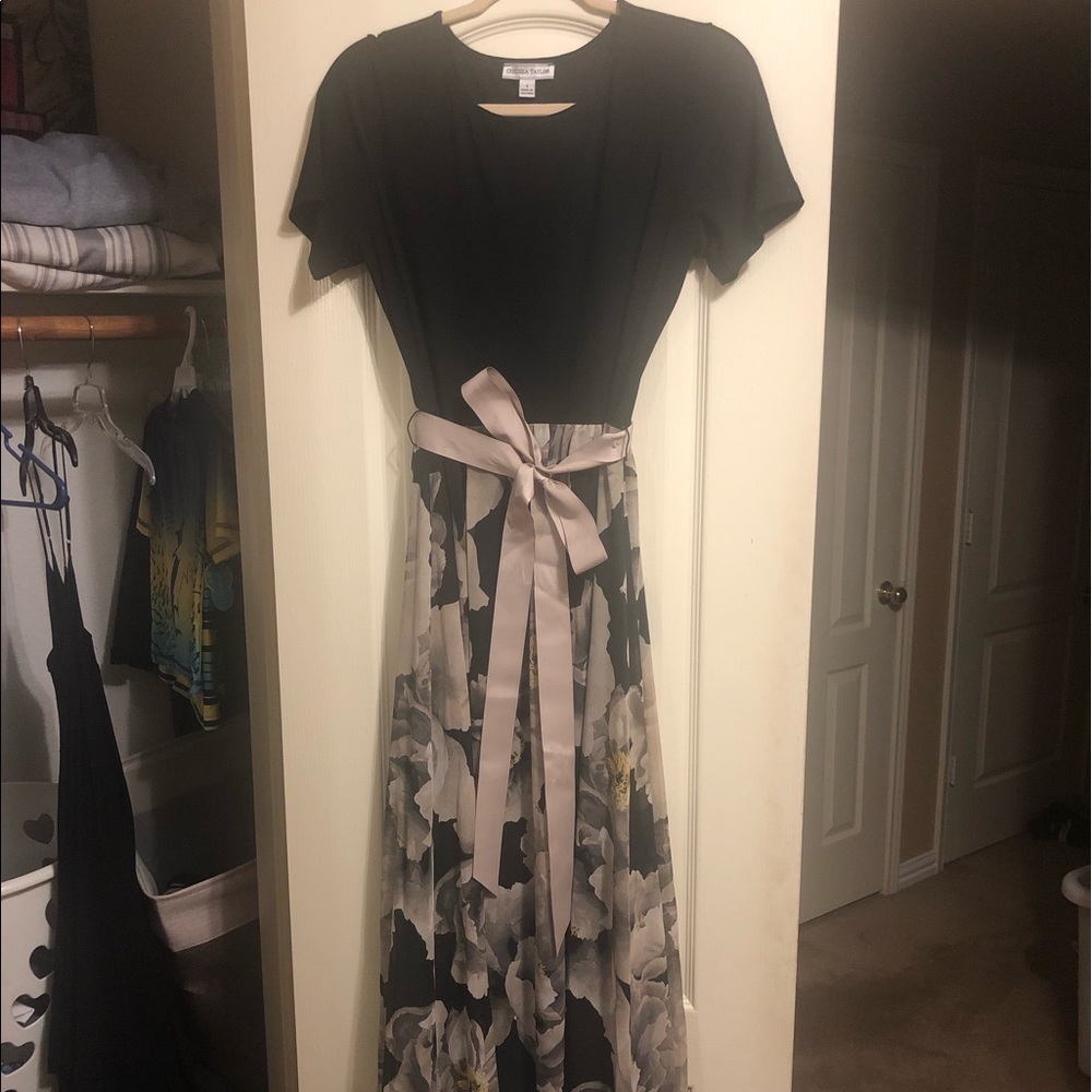 Long dress to the ankle.
